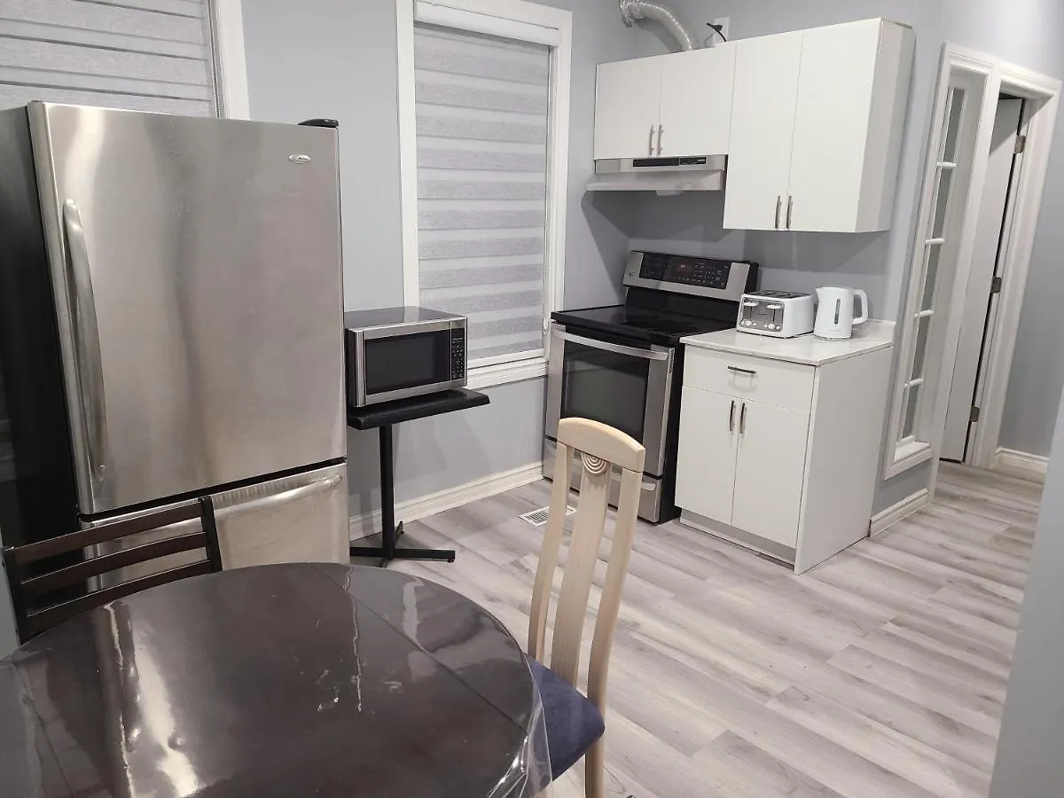 Downtown Ottawa Spacious Room Accommodation Bed & Breakfast